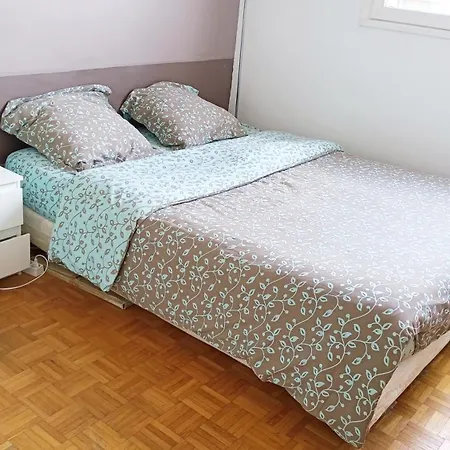 Quiet Bedroom, Comfy King Size Bed, Shared Bathroom, Center