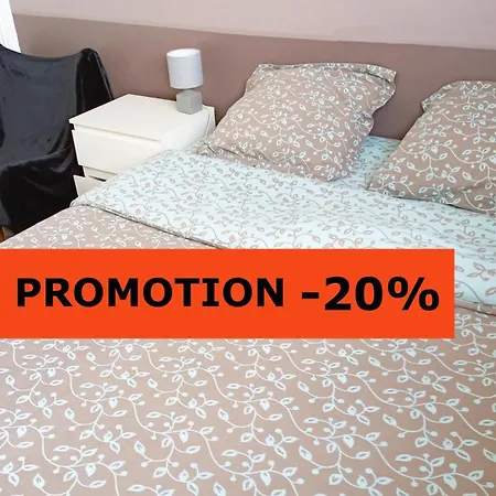 Quiet Bedroom, Comfy King Size Bed, Shared Bathroom, Center Paris