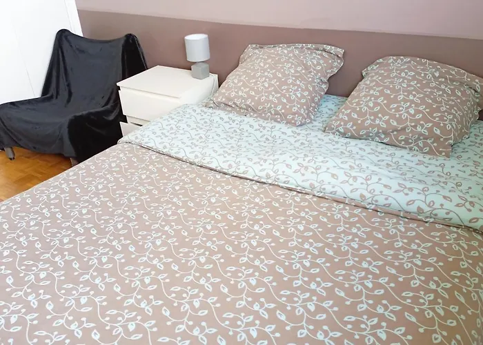 Quiet Bedroom, Comfy King Size Bed, Shared Bathroom, Center Rum i privatbostad *