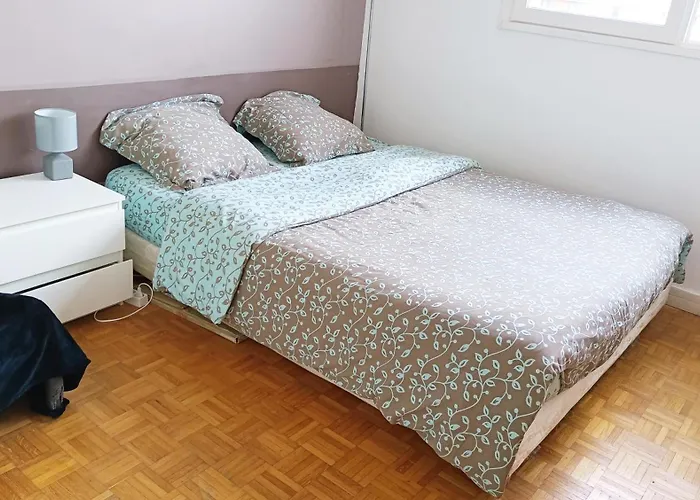 Quiet Bedroom, Comfy King Size Bed, Shared Bathroom, Center